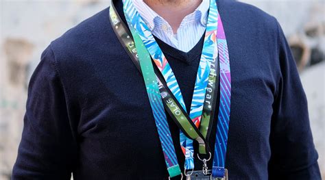 Foto temática de una persona usando un lanyard con credencial en un evento empresarial.