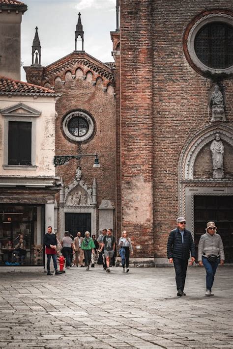 Fotografía urbana de una plaza central italiana con gente paseando