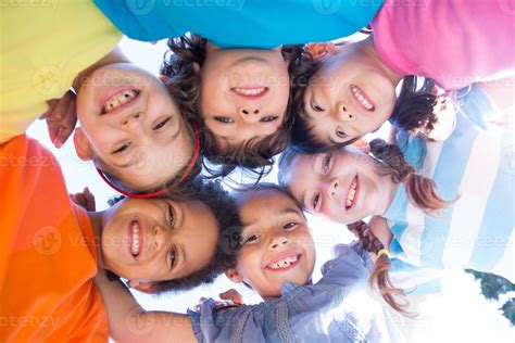 Foto de niños sonriendo en un entorno inclusivo