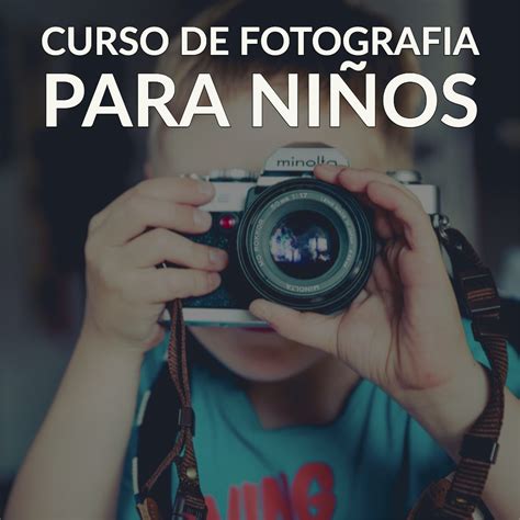 Fotografía de niños y niñas en un taller de fotografía, con cámaras en sus manos