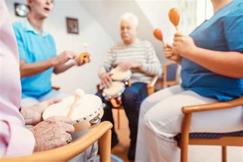 Adultos mayores participando en una sesión de musicoterapia con instrumentos sencillos