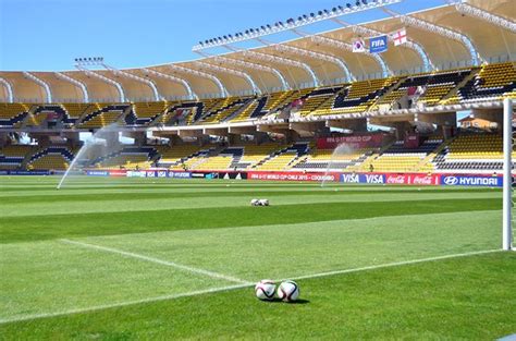 Foto de la cancha del Sánchez Rumoroso con un lienzo del Hogar de Cristo y jugadores de Coquimbo Unido