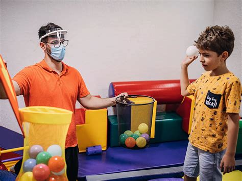 Terapeuta ocupacional trabajando con un niño con discapacidad