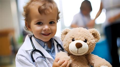 Niño en el hospital con un juguete favorito