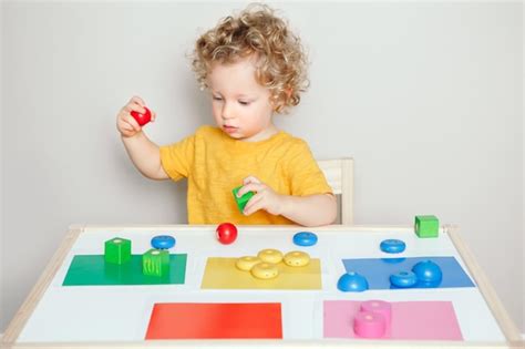 Niño con discapacidad jugando con objetos sensoriales coloridos