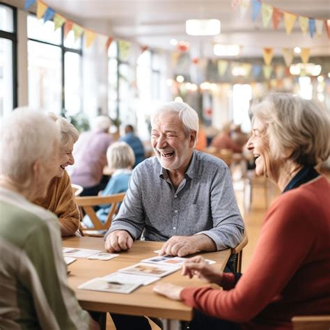 Fotografía de un grupo de adultos mayores participando activamente en un taller grupal dentro del centro.