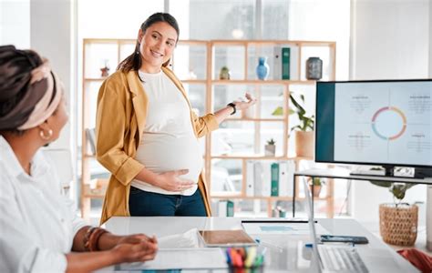 Mujer embarazada consultando documentos para baja laboral