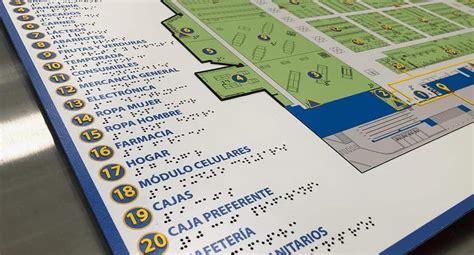 Mapa háptico y tablets de autoguía en un museo universitario