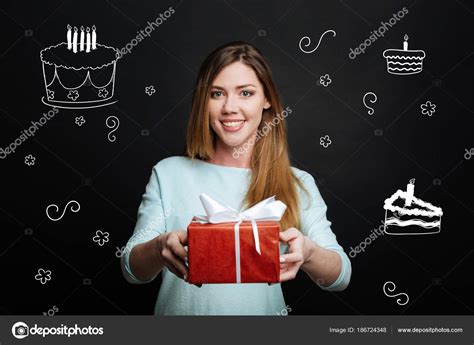 Foto de una persona declinando un regalo amablemente