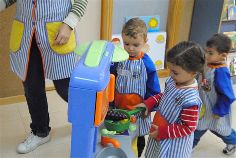 Niños disfrazados interpretando roles imaginarios.