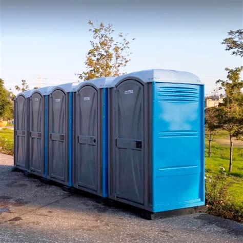 Foto de baños portátiles modernos en un evento al aire libre