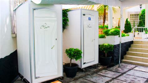 Foto de interior de un baño portátil de lujo