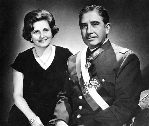Lucía Hiriart de Pinochet presidiendo un evento de CEMA-Chile