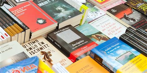 Fotografía de varios libros con diferentes tipos de encuadernación y portadas llamativas