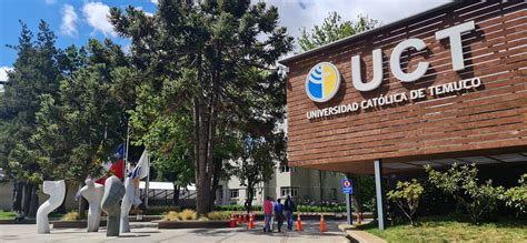 Fotografía de un campus de la UCT con estudiantes interactuando