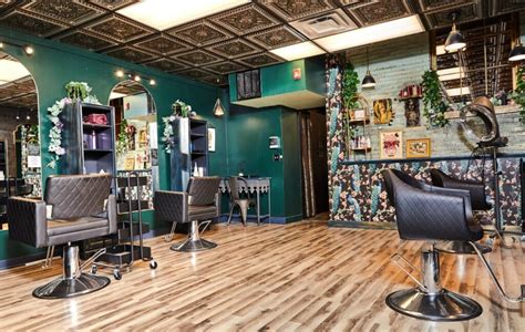 Persona mayor recibiendo un corte de pelo en una sala de peluquería adaptada en una residencia.