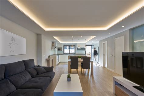 Diseño de interiores con buena iluminación ambiente y de tarea