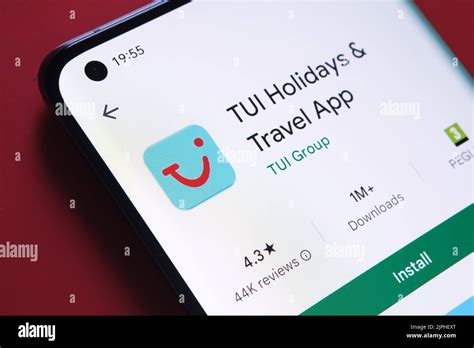 Fotografía de una tarjeta TUI y un smartphone mostrando la App TUI