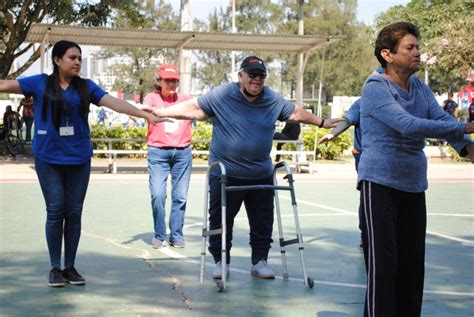 Foto: Adultos mayores participando en actividades aeróbicas al aire libre