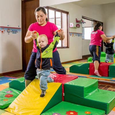 Niños pequeños participando en actividades de estimulación temprana.