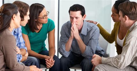 Foto de un grupo de apoyo o terapia, con personas conversando y escuchándose