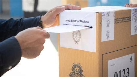 Ejemplo de crayón electoral y otros materiales para votación