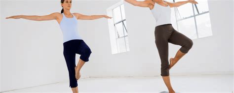 Persona mayor realizando ejercicio de equilibrio sobre una pierna