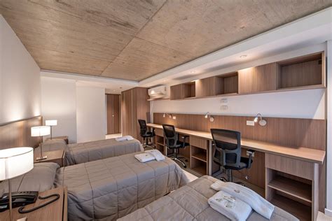 Interior de una residencia estudiantil, con áreas comunes y habitaciones