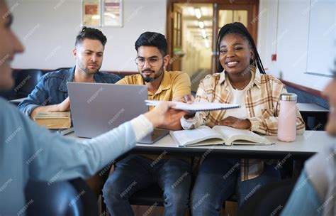 Estudiantes universitarios compartiendo en una cafetería del campus