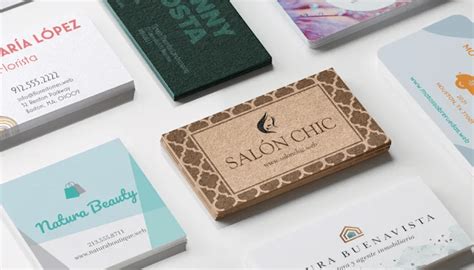 Muestras de diferentes texturas y grosores de papel para tarjetas de visita.