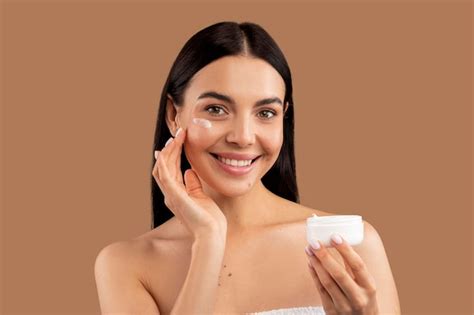 Imagen de una persona aplicando crema hidratante en la piel