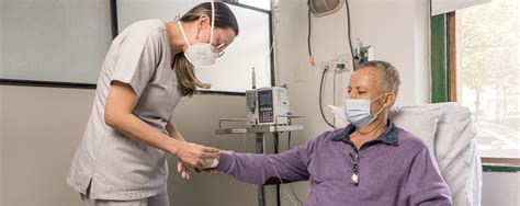 Profesionales de la salud visitando y atendiendo a adultos mayores en un entorno domiciliario o de residencia