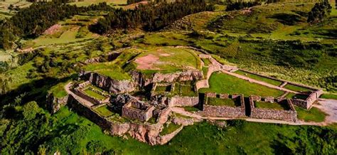 Fotografía aérea o vista panorámica del complejo arqueológico de Puca Pucara en Cusco