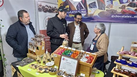 Foto de la feria ExpoFOSIS con puestos de emprendedores, mostrando diversidad de productos y participantes
