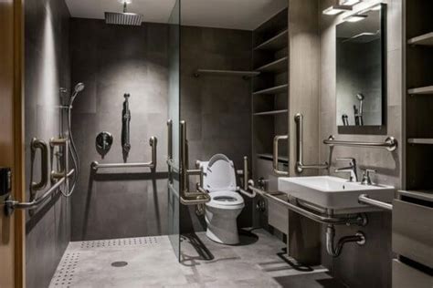 Esquema de un baño adaptado para personas mayores con barras de apoyo y asiento en la ducha.