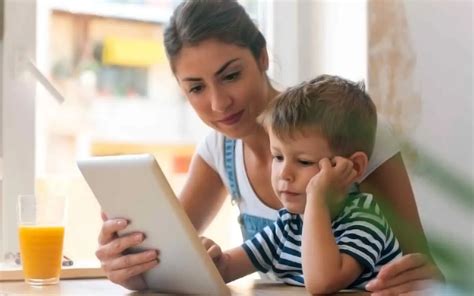 Padres supervisando a sus hijos usando una tableta, con un diálogo activo