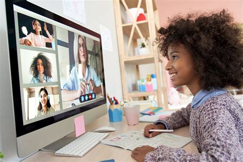 Estudiante en un entorno vulnerable intentando conectarse a clases online con recursos limitados