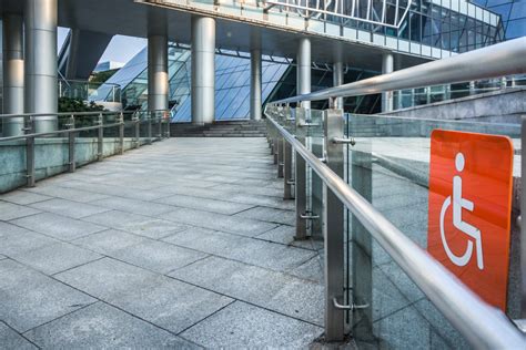 Ejemplos visuales de elementos de accesibilidad universal aplicados en edificaciones, como rampas, señalética y baños adaptados.