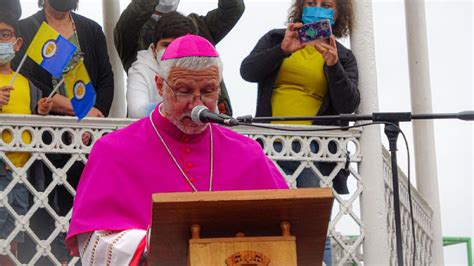 Fotografía del Obispo Isauro Covili Linfati bendiciendo el nuevo Centro Pastoral