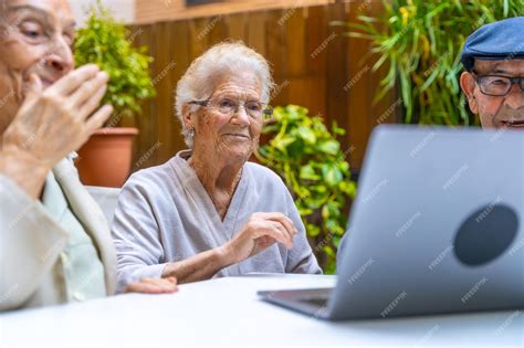 Fotografía de adultos mayores aprendiendo a usar dispositivos digitales en un curso del Programa 60+ Digital