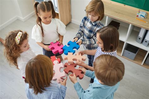Foto: Equipo interdisciplinario de atención temprana trabajando con niños en un jardín infantil