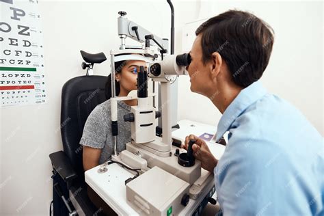 fotos de personas mayores utilizando lentes o realizando exámenes de la vista