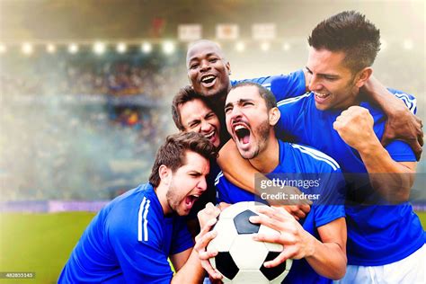 Foto: Equipo de fútbol adaptado celebrando un gol