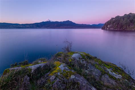 Foto panorámica del Lago Calafquén con el pueblo de Licán Ray al fondo