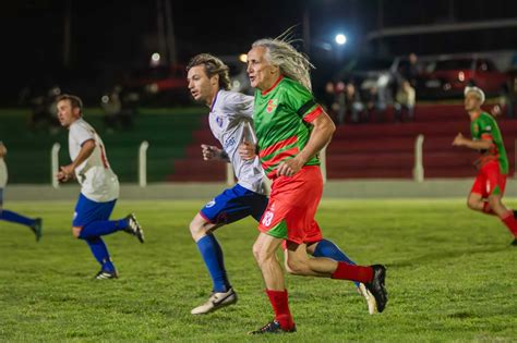 Foto de Robert Carmona jugando al fútbol en un partido