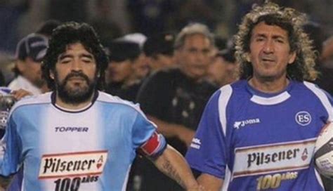 Robert Carmona en un partido amistoso con Diego Maradona