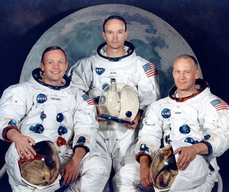 Astronautas en la Luna, con el módulo de aterrizaje Eagle del Apolo 11 en segundo plano