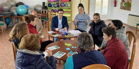 Infografía sobre el proceso de empoderamiento comunitario de adultos mayores, desde el diagnóstico hasta la conexión con redes de apoyo