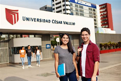 Campus principal de la Universidad César Vallejo con estudiantes y edificios modernos