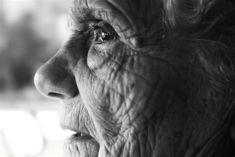 Fotografía de un adulto mayor con dolor estomacal